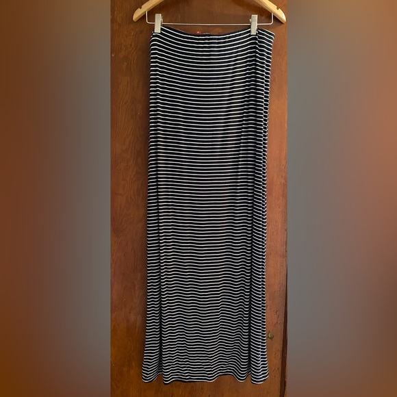 Super soft viscose and elastane maxi wrap skirt - Picture 2 of 2